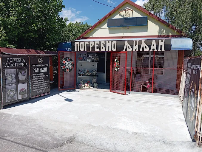 Pogrebna radnja Ljiljan u Majuru, pogled sa ulice
